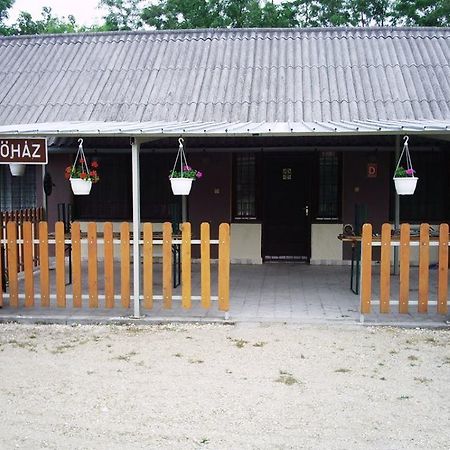 Sakaltanya Soeroezo- Borozo Pihenohaz Venek Bagian luar foto