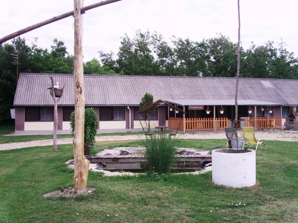 Sakaltanya Soeroezo- Borozo Pihenohaz Venek Bagian luar foto