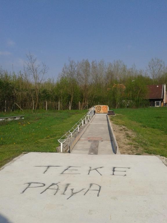 Sakaltanya Soeroezo- Borozo Pihenohaz Venek Bagian luar foto