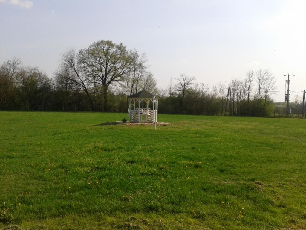 Sakaltanya Soeroezo- Borozo Pihenohaz Venek Bagian luar foto