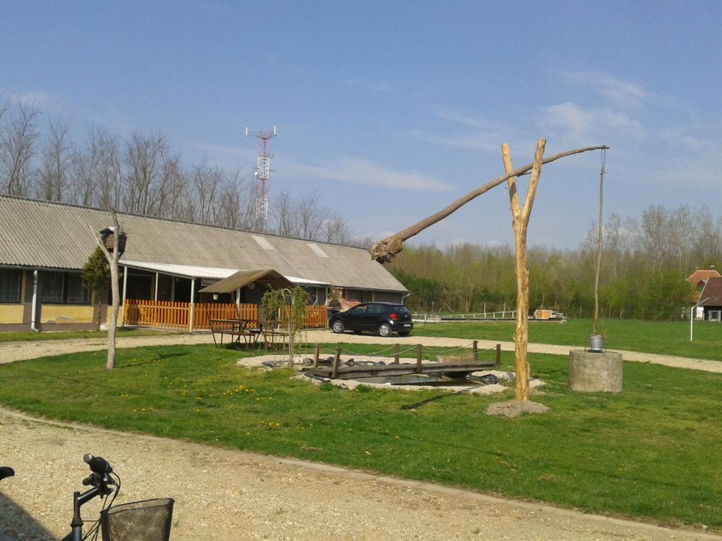 Sakaltanya Soeroezo- Borozo Pihenohaz Venek Bagian luar foto