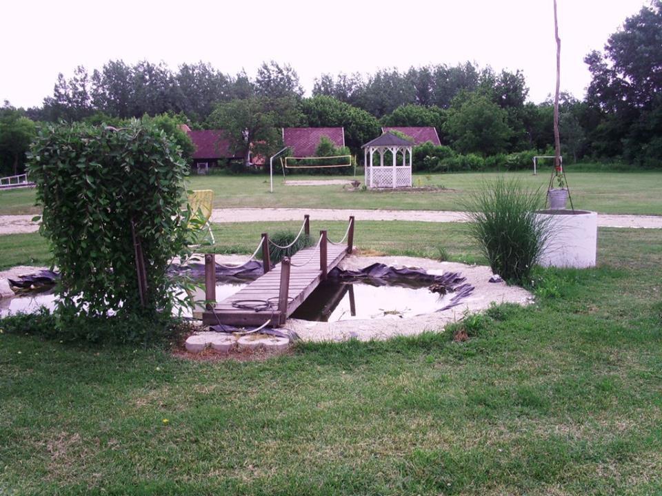 Sakaltanya Soeroezo- Borozo Pihenohaz Venek Bagian luar foto