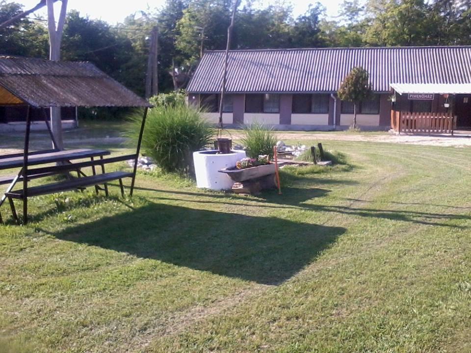 Sakaltanya Soeroezo- Borozo Pihenohaz Venek Bagian luar foto